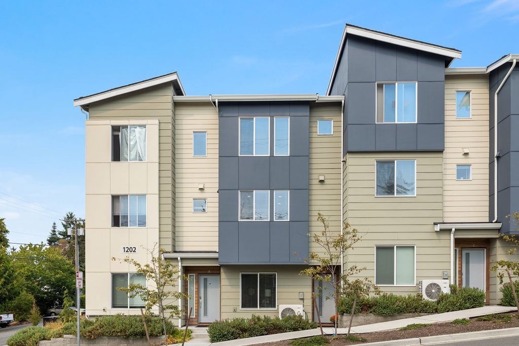 Stylish Shoreline Townhome Walkable to Light Rail